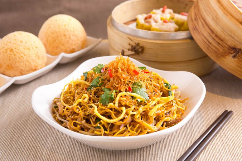 干貝絲炒麵《新菜上市、經典菜單更新》道地廣東炒麵拌炒豬肉絲、豆芽菜、韮菜、蛋絲等豐富配料,麵條帶有脆度的嚼勁,整體搭配口感豐富給予多層次的味蕾享受。