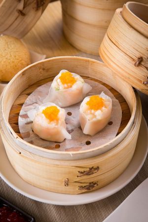 帶子鮮蝦餃《主廚推薦、期間限定》帶子餃包工細緻,皮薄內餡豐富,碎帶子入口味鮮美,略帶嚼勁及海鮮清甜。鳳眼造型使用魚卵點綴,不僅提升整體鮮味更兼具賣相。