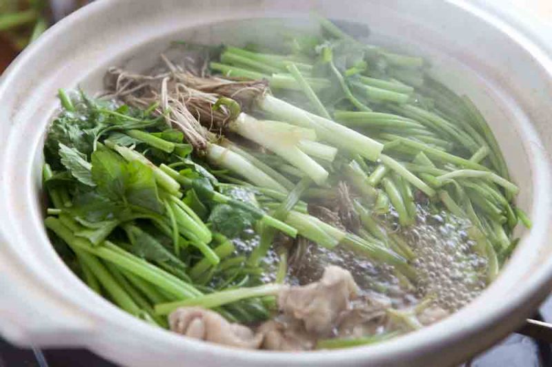 芹菜火鍋-賞味期間:每年12月~隔年3月宮城縣是全日本芹菜生產量最多的地方,也因此宮城縣冬天一定要吃的美食之一就是「芹菜火鍋」。「芹菜火鍋」的特徵就是將富含維他命C與食物纖維的芹菜大量放入鍋裡,就連芹菜根部也一起品嘗。湯頭從雞湯到柴魚湯、昆布湯都有,根據餐廳不同而異,火鍋料則是蔥、牛蒡、雞肉或是鴨肉。在名取地區最具代表的「YURUAGE港朝市」裡可以享受到最道地的「芹菜火鍋」。