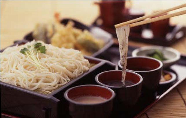 溫麵-賞味期間:一年四季江戶時代在宮城縣南的白石地區有所謂「白石三白」的高級禮品,三白也就是也就是「(白色的)溫麵」・「(白色的」和紙」・「(白色的)葛粉」,時至今日,和紙只剩一家生產,而葛粉已經失傳,只剩下「溫麵」留存下來。「溫麵」外表看起來就像是白麵線一樣,但生產方式卻大大不同。「溫麵」在生產過程中不使用任何油脂,僅使用麵粉與鹽水,作法相當罕見。「溫麵」營養價值高,容易消化,對腸胃負擔小,所以適合提供給大病初癒的人食用,而且煮麵時間短,任何食材與湯頭都相當合適,在日本一般是醬油與味噌口味。