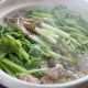 芹菜火鍋-賞味期間:每年12月~隔年3月宮城縣是全日本芹菜生產量最多的地方,也因此宮城縣冬天一定要吃的美食之一就是「芹菜火鍋」。「芹菜火鍋」的特徵就是將富含維他命C與食物纖維的芹菜大量放入鍋裡,就連芹菜根部也一起品嘗。湯頭從雞湯到柴魚湯、昆布湯都有,根據餐廳不同而異,火鍋料則是蔥、牛蒡、雞肉或是鴨肉。在名取地區最具代表的「YURUAGE港朝市」裡可以享受到最道地的「芹菜火鍋」。