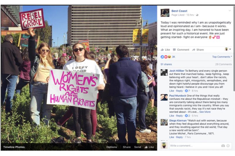 來自洛杉磯的獨立樂團Best Coast高舉「Women's rights are human rights」(女權即是人權)的標語牌。