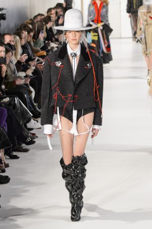 如今的 Maison Margiela 兼容品牌經典美學和John Galliano的設計觀點。
