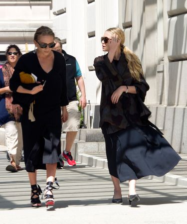 奧森姐妹Olsen Twins / Mary-Kate Olsen 157公分 & Ashley Olsen 160公分 從童星起家的奧森姐妹早已從演員轉行成時裝設計師,對時尚超有見解的她們自創的時裝品牌Raw,早已是許多時髦人士爭相追捧的時裝品牌,而身材嬌小的她們更是懂得用合宜的單品,穿出時尚態度,不特意追求性感,即使一身隨性,也搭配的很有個性。
