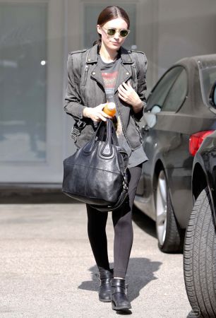 魯尼瑪拉 Rooney Mara / 160公分編真的一直以為魯尼瑪拉起碼有170公分!因為每次她出席紅毯,總能把衣服穿出名模般的氣勢,沒想到其實他只有160公分,可見她穿搭功力了得,加上她充滿個性的名模長相,真的是小個子界的時尚女神!就向她在《龍紋身的女孩》電影裡一樣,魯尼的日常穿搭也時常充滿中性的帥勁,黑色、皮外套、靴子都是她長選擇的元素。