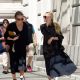 奧森姐妹Olsen Twins / Mary-Kate Olsen 157公分 & Ashley Olsen 160公分 從童星起家的奧森姐妹早已從演員轉行成時裝設計師,對時尚超有見解的她們自創的時裝品牌Raw,早已是許多時髦人士爭相追捧的時裝品牌,而身材嬌小的她們更是懂得用合宜的單品,穿出時尚態度,不特意追求性感,即使一身隨性,也搭配的很有個性。