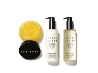 BOBBI BROWN卸妝家族(左)晶鑽桂馥潔膚霜200ml/NT$2,600、(中)薰衣草沁透淨妝乳 200ml/NT$1,700、(右) 茉莉沁透淨妝油 200ml/NT$1,700