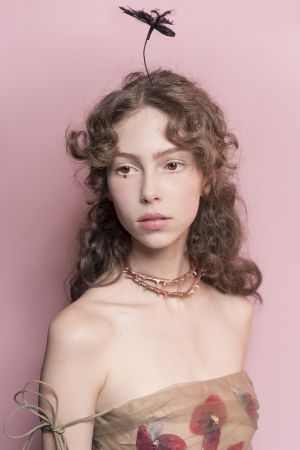 在秀上Model仙氣十足的妝容中,妝創意形象總監Peter Philips僅在下唇中間輕點色號550的癮誘超模漆光唇釉。