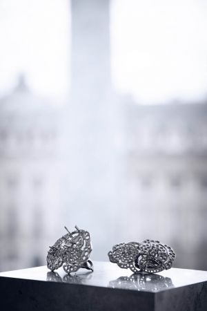 GABRIELLE CHANEL耳環由位於巴黎芳登廣場(Place Vendôme)18號CHANEL頂級珠寶工坊所打造的作品,準備進行寶石鑲嵌的耳環部件。