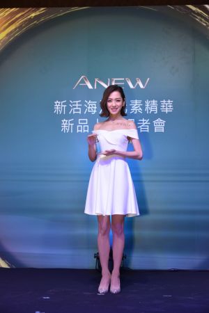 雅芳新活時空大使楊千霈體驗新一代新活海洋元素精華,超效修護科技喚醒肌膚能量與保護力,分享與老公共同打造水嫩緊實無齡肌的秘密