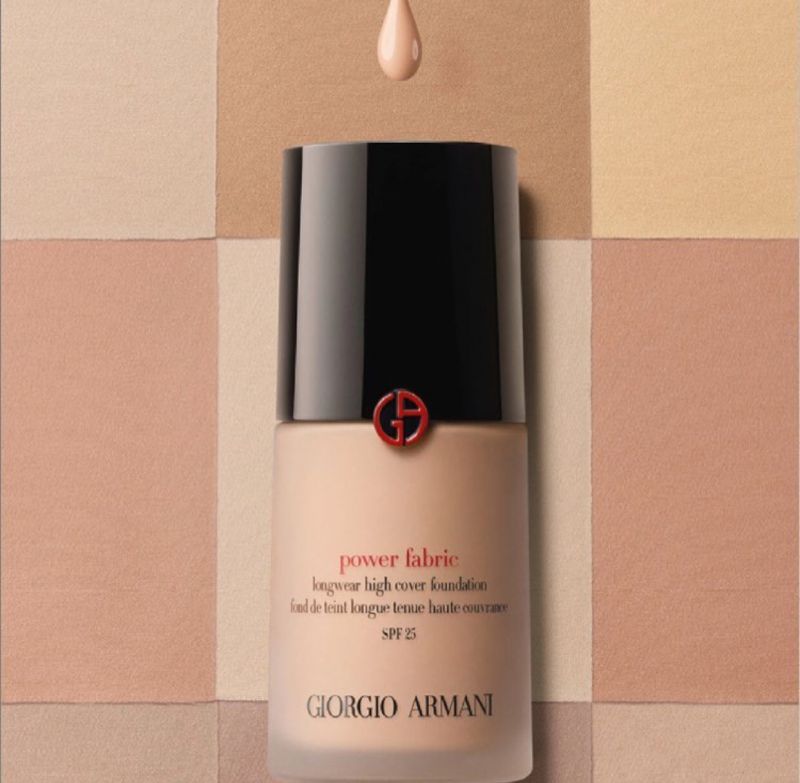 Giorgio Armani Power Fabric 粉底液加入了全新精油粉末配方,使質地更輕透,卻滿足使用者想要的遮瑕力。
