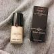 Giorgio Armani 全新粉底液Power Fabric 最明顯的識別就是在中間的紅色logo,也是未來新品識別。