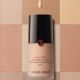 Giorgio Armani Power Fabric 粉底液加入了全新精油粉末配方,使質地更輕透,卻滿足使用者想要的遮瑕力。