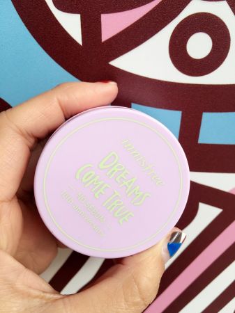 innisfree無油無慮礦物控油蜜粉CP值超高的吸油蜜粉---Innisfree 無油無慮礦物控油蜜粉,在家時我喜歡妝後以蜜粉刷沾取少量輕掃薄薄一層定妝;出外時則會隨身攜帶,以盒中的粉撲修飾下午的妝容,小巧包裝超方便,買到了10周年限定版的馬卡龍色彩,每次使用心情都很好。推薦者:Marie Claire美容健康總監 忻潔