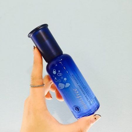 innisfree濟州熔岩海洋水保溼精華會推薦這罐是因為我親自去濟州島採訪,並深刻了解產品的成分、以及見證了產品整個製造流程,來自濟州島獨有特殊礦物質成分的熔岩海水所特有的水分能量,適合輕熟齡肌,尤其在冬天這樣容易缺水的季節裡,每天使用讓我的肌膚獲得滿滿的保濕能量!推薦者:Marie Claire數位美容主編 fish