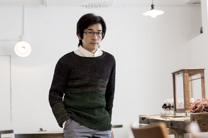 雙色針織上衣,Bottega Veneta;灰色西裝褲,Ted Baker;白色襯衫,私人提供。