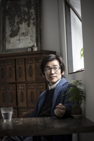 藍色粗針織外套,Brooks Brothers;雙色針織上衣,Bottega Veneta;白色襯衫,私人提供。