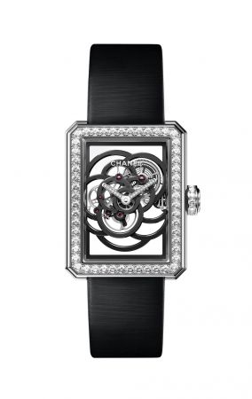 PREMIÈRE 鏤空山茶花腕錶編號發行。18K 白金錶殼(28.5x37毫米)鑲嵌92顆明亮式切割鑽石。指針鑲嵌17顆明亮式切割鑽石。18K白金錶圈鑲嵌104顆明亮式切割鑽石。18K白金錶冠鑲嵌24顆明亮式切割鑽石。黑色絲緞錶帶及18K 白金雙層折疊式錶扣,鑲嵌30顆明亮式切割鑽石。手動上鍊機械機芯(48小時動力儲存)。功能:時、分顯示。鑽石總重:5.54克拉。