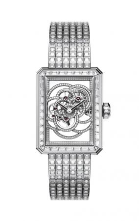 PREMIÈRE 鏤空山茶花腕錶限量發行12枚。18K 白金錶殼(28.5x37毫米)鑲嵌47 顆長階梯形切割鑽石,及鏤空山茶花鑲嵌246顆明亮式切割鑽石。18K白金錶圈鑲嵌42顆長階梯形切割鑽石及52 顆明亮式切割鑽石。18K白金錶冠鑲嵌16 顆長階梯形切割鑽石及11 顆明亮式切割鑽石。18K白金錶鍊鑲嵌282顆長階梯形切割鑽石,18K白金雙層折疊式錶扣鑲嵌30顆明亮式切割鑽石。手動上鍊機械機芯(48小時動力儲存)。功能:時、分顯示。鑽石總重:22.7克拉。