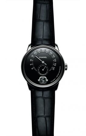 MONSIEUR DE CHANEL腕錶限量發行100枚。直徑40毫米─厚度10毫米。鉑金錶殼。黑色大明火琺瑯錶盤及逆跳分鐘盤,跳時顯示窗及小秒盤。鍍銠指針。黑色鱷魚皮錶帶。Calibre1 具瞬間跳時及逆跳分鐘功能。手動上鍊機械機芯:瞬間跳時及240° 逆跳分鐘。功能:時、分、小秒盤。動力儲存:3天防水深度:30米。 鉑金重量:65克。