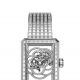 PREMIÈRE 鏤空山茶花腕錶限量發行12枚。18K 白金錶殼(28.5x37毫米)鑲嵌47 顆長階梯形切割鑽石,及鏤空山茶花鑲嵌246顆明亮式切割鑽石。18K白金錶圈鑲嵌42顆長階梯形切割鑽石及52 顆明亮式切割鑽石。18K白金錶冠鑲嵌16 顆長階梯形切割鑽石及11 顆明亮式切割鑽石。18K白金錶鍊鑲嵌282顆長階梯形切割鑽石,18K白金雙層折疊式錶扣鑲嵌30顆明亮式切割鑽石。手動上鍊機械機芯(48小時動力儲存)。功能:時、分顯示。鑽石總重:22.7克拉。