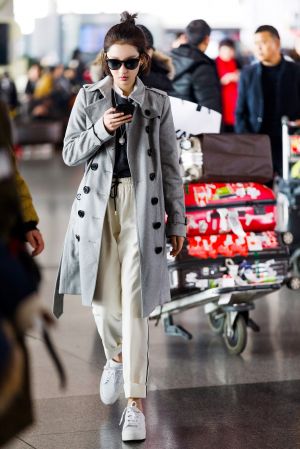 周冬雨Burberry 2017年2月時裝秀將在台灣時間2月21日凌晨3:30登場,這回周冬雨也受邀出席這場大秀,在秀前兩天即將出發倫敦的她,再度穿著Burberry風衣外套現身機場,這次選了淡藍色款式,搭配黑羊絨毛衣和絲質運動褲,休閒又時髦,搭配Banner包包充滿英倫風格。