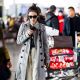周冬雨Burberry 2017年2月時裝秀將在台灣時間2月21日凌晨3:30登場,這回周冬雨也受邀出席這場大秀,在秀前兩天即將出發倫敦的她,再度穿著Burberry風衣外套現身機場,這次選了淡藍色款式,搭配黑羊絨毛衣和絲質運動褲,休閒又時髦,搭配Banner包包充滿英倫風格。