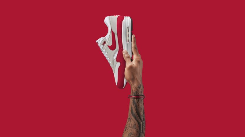 Nike Air Max 1 Anniversary1987年發布的Air Max 1首次將可見式Nike Air緩震技術呈現在世人面前。這款由Tinker Hatfield設計的運動鞋最初的配色有三個標誌性的顏色,包括經典的白紅灰配色和白藍灰配色。