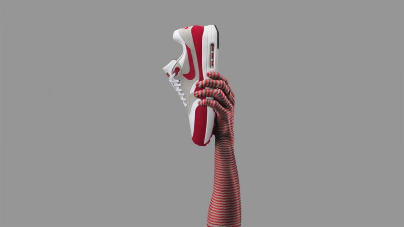 Nike Air Max 1 Ultra 2.0 LE 為了慶祝Air Max 1誕生30週年,Air Max 1 Ultra 2.0應運而生。作為至今具創新性的Air Max 1,中空ultra鞋底也讓它成了Nike有史以來最輕盈的Air Max鞋款之一。鞋舌上的“3.26”標誌著Air Max 1的誕生紀念日。