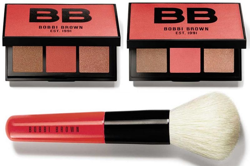 Peach Illuminating Cheek Palette熱情哈瓦那頰彩盤 NT$1,950Mini Face Blender Brush精巧勻臉刷 NT$850今年春夏不用再透過日曬或助曬,就能輕鬆打造性感的陽光吻膚光澤肌。此款全新「熱情哈瓦那頰彩盤」非常實用,一次擁有三種產品:加強臉型立體度可以使用「星紗飛霞修容餅」,增添自然好氣色則運用「漾香腮紅」,讓肌膚彷彿由內而外透出光澤的打亮粉,以達到全臉修飾提亮的效果。使用時,建議搭配精巧勻臉刷均勻沾取粉抹刷於臉上。 (由上至下)色號:#Guava石榴珊瑚、#Peach蜜桃珊瑚
