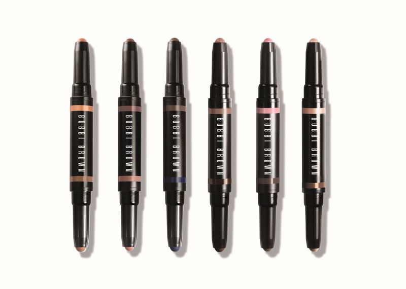 Dual-Ended Long-Wear Cream Shadow Sticks 雙色流雲持久防水炫彩眼影筆 1.6g/NT$1,150(由左至右)色號:#Peach Mimosa/Taupe粉桃/褐棕、#Truffle/Bronze松露/古銅、#Greige/Midnight裸灰/夜藍、#Nude Beach/Coffee Bean粉金/暖砂、#Dusty Mauve/Malted Pink紫褐/麥芽粉、#Pink Sparkle/Heather Steel晶鑽粉/褐鐵灰