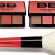 Peach Illuminating Cheek Palette熱情哈瓦那頰彩盤 NT$1,950Mini Face Blender Brush精巧勻臉刷 NT$850今年春夏不用再透過日曬或助曬,就能輕鬆打造性感的陽光吻膚光澤肌。此款全新「熱情哈瓦那頰彩盤」非常實用,一次擁有三種產品:加強臉型立體度可以使用「星紗飛霞修容餅」,增添自然好氣色則運用「漾香腮紅」,讓肌膚彷彿由內而外透出光澤的打亮粉,以達到全臉修飾提亮的效果。使用時,建議搭配精巧勻臉刷均勻沾取粉抹刷於臉上。 (由上至下)色號:#Guava石榴珊瑚、#Peach蜜桃珊瑚