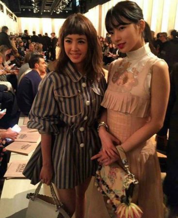 同場秀上Jolin也遇到秀智,甜美的秀智選擇白色高領搭粉紅洋裝的裝扮,兩人造型各有魅力!