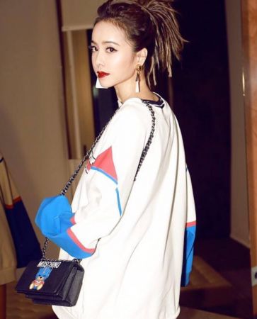 蔡依林Jolin一身Moschino棉質洋裝現身Moschino大秀,紅、藍、白配色的洋裝搭配高馬尾,以及同樣Moschino的熊熊鍊揹包,造型相當俏皮