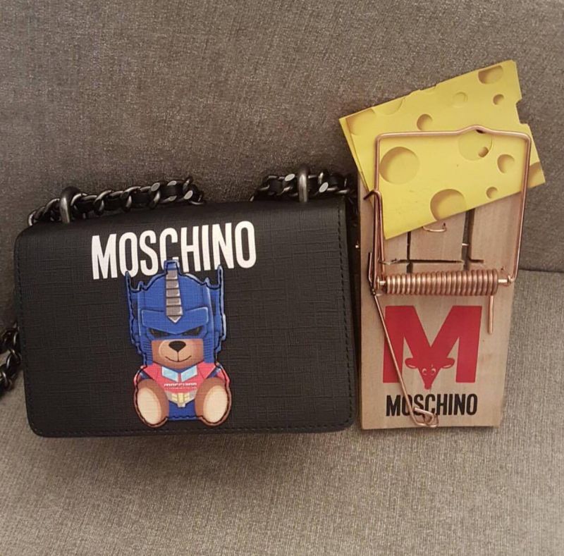 蔡依林Jolin在instagram po出這次跑秀的裝備Moschino熊熊包和捕鼠器邀卡