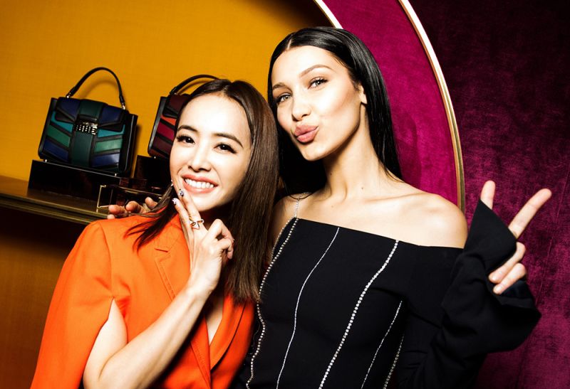 Jolin接著第二套造型換上橘紅西裝,和寶格麗最新配件代言人Bella Hadid一起同框入鏡