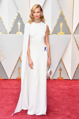 Karlie KlossStella McCartney白禮服搭配Roger Vivier Boite de Nuit Bracelet晚宴包