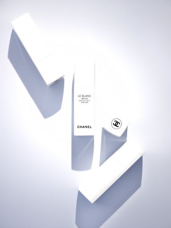 CHANEL 全新「珍珠光感淨白活膚精華」