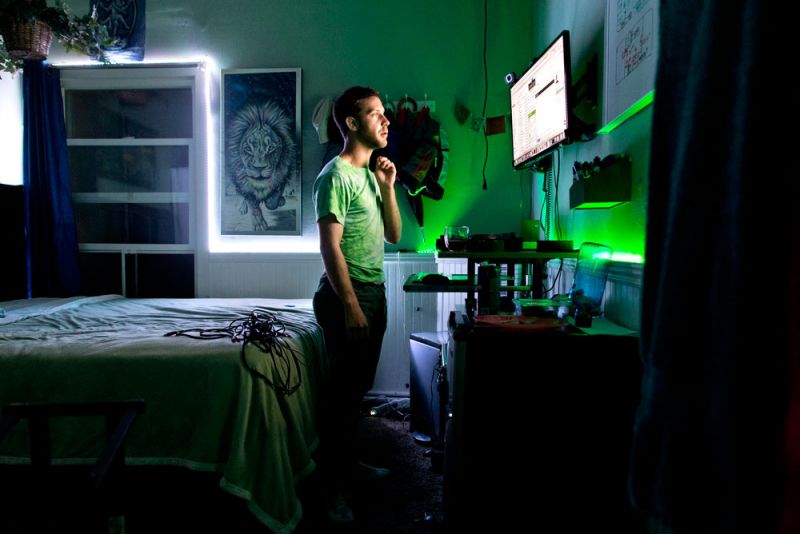 房間內的派對供應商Glow in The Dark2015年7月21日,Ben Greenberg 在位於舊金山的共同住宅房間內工作。除了是一位軟體工程師,Greenberg 也創辦了 Glowyshit.com 網站,上頭販售會在黑暗中閃爍光芒的飾品與派對裝飾。