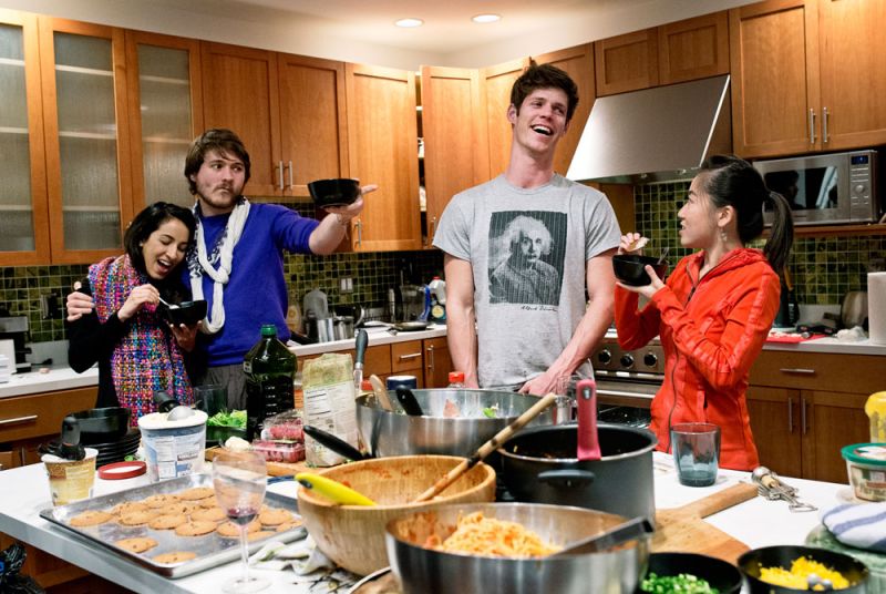新創者晚餐聚會WeFunder’s Dinner Party(由左至右)Noor Siddiqui、Conor White、Dylan Enright 與 Karen X. Cheng,正在舊金山 WeFunder 公司舉辦的晚餐派對上享用甜點。WeFunder 是一間眾募資金公司,讓新創事業者、投資者藉由網路取得連結。幾乎每週三,創辦人都會邀請相關產業好友,在公司一起吃頓晚餐,這空間也同時是多家公司的共同基地。