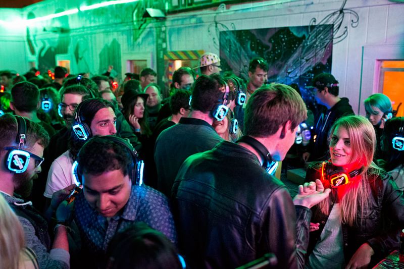 超酷耳機派對Co-Living House Party位於舊金山的共生住宅正舉辦三週年社區派對。來參加的賓客,在庭院裡戴著耳機、獨自聆聽DJ播放動感音樂。這類聚會在這社區經常發生,而更大型的派對往往會間隔數月舉辦一次。也因為這類超酷活動,讓社區在當地擁有高知名度。