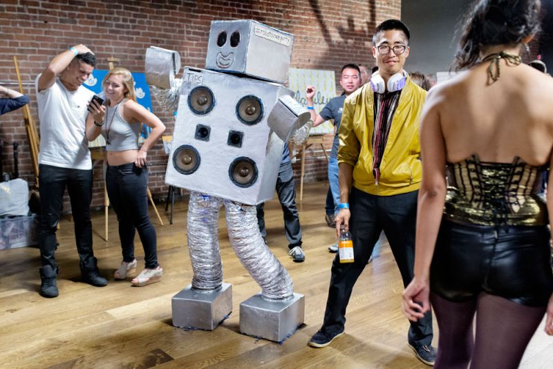 瘋狂機器人裝扮Robot CostumeChris Hirst 穿著他的機器人派對裝扮,在舊金山教會區的共同住宅內,與前來參與的賓客一同笑鬧。為了因應派對規模的日益擴大,住戶們決定在鬧區承租另一個場地、舉辦更多活動。Hirst 換上的這套機器人服裝,內建一組喇叭,讓他可以自由地在派對裡,播放喜愛的音樂。
