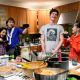 新創者晚餐聚會WeFunder’s Dinner Party(由左至右)Noor Siddiqui、Conor White、Dylan Enright 與 Karen X. Cheng,正在舊金山 WeFunder 公司舉辦的晚餐派對上享用甜點。WeFunder 是一間眾募資金公司,讓新創事業者、投資者藉由網路取得連結。幾乎每週三,創辦人都會邀請相關產業好友,在公司一起吃頓晚餐,這空間也同時是多家公司的共同基地。
