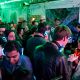 超酷耳機派對Co-Living House Party位於舊金山的共生住宅正舉辦三週年社區派對。來參加的賓客,在庭院裡戴著耳機、獨自聆聽DJ播放動感音樂。這類聚會在這社區經常發生,而更大型的派對往往會間隔數月舉辦一次。也因為這類超酷活動,讓社區在當地擁有高知名度。
