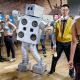 瘋狂機器人裝扮Robot CostumeChris Hirst 穿著他的機器人派對裝扮,在舊金山教會區的共同住宅內,與前來參與的賓客一同笑鬧。為了因應派對規模的日益擴大,住戶們決定在鬧區承租另一個場地、舉辦更多活動。Hirst 換上的這套機器人服裝,內建一組喇叭,讓他可以自由地在派對裡,播放喜愛的音樂。
