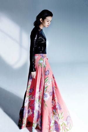 亮片裝飾上衣、印花長裙,both by DVF。