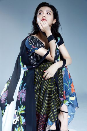 圖騰拼接長洋裝、印花拼接裹身洋裝,both by DVF。