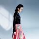 亮片裝飾上衣、印花長裙,both by DVF。