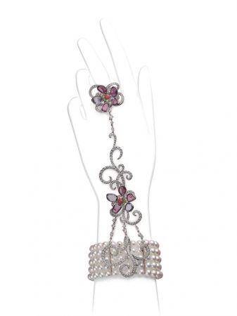 K金鑲嵌珍珠、彩寶與鑽石戒鐲,Mikimoto。