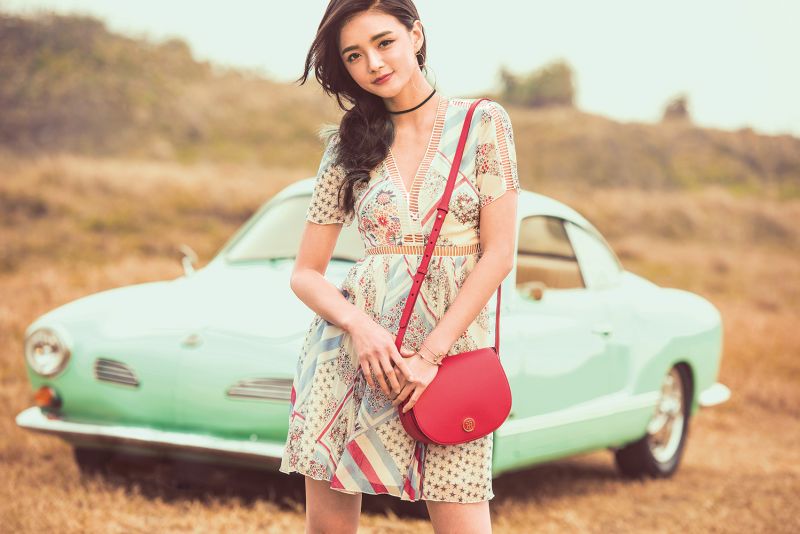 TommyXGigi 印花雪紡V領連身洋裝、肩背小包,all by Tommy Hilfiger。